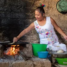 Antonia Reyes Trinidad, cocinera tradicional de Zumpango, Guerrero. Fotografía por Hector López para Menú Acapulco. related to Revolutionizing Outdoor Cooking: The Chiminea Pizza Oven