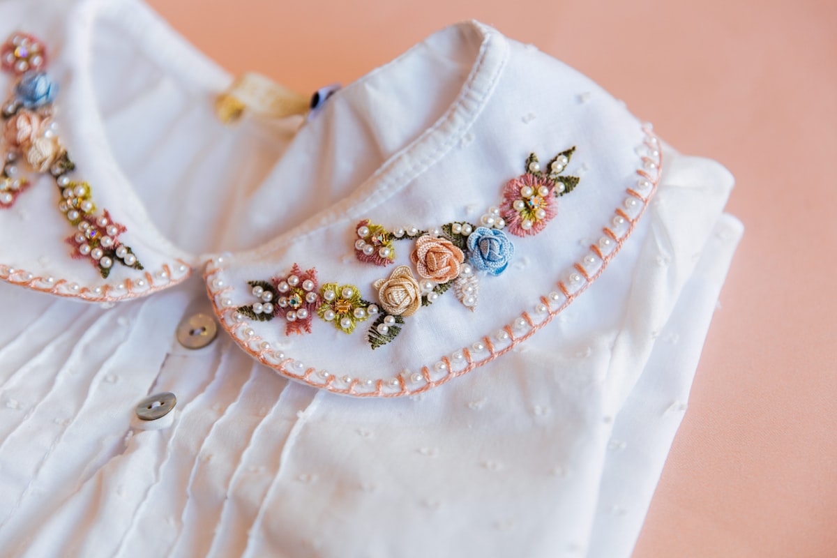 camisa infantil com bordado de flores
_
children's shirt with flower embroidery related to The Chic Touch: Lombardi Smocked Coverlet Decorating Ideas