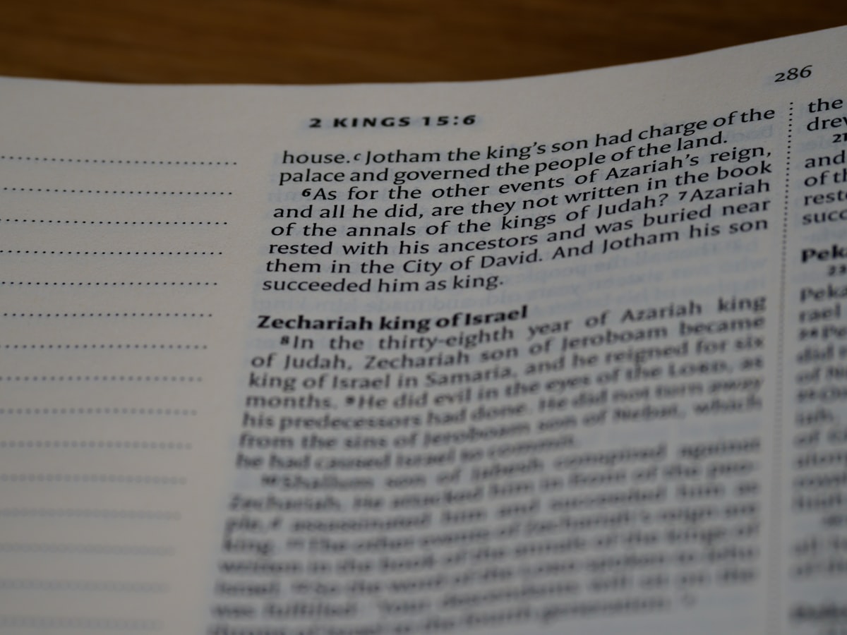 close up, bokeh, macro, blur, blurred background, close focus, bible, old testament, 2 kings, book of kings, kings, ספר מלכים‎, sêp̄er malḵîm,  hebrew bible, destruction of judah, babylon, babylonian exile, Deuteronomistic history, a history of Israel, rabbinic literature, shavuot, christian, judaism, history, text, reading, bible study, devotions, text, NIV, New International Version, type, typography, canon, christianity, holy scripture, holy bible, scripture, tanakh, nevi'im, ketuvim, septuagint,
 related to Understanding King Size Coverlet Dimensions