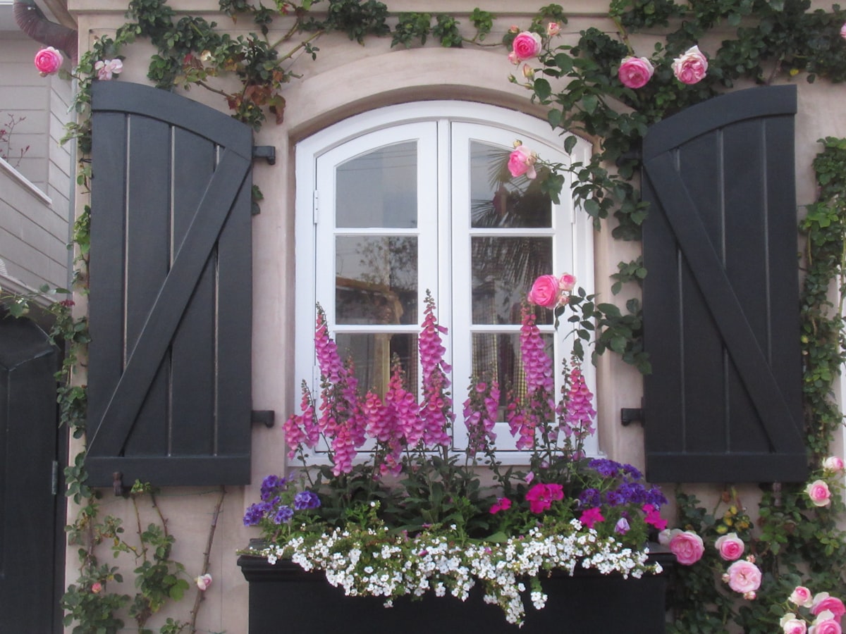 English garden-like display related to DIY Window Box Valance
