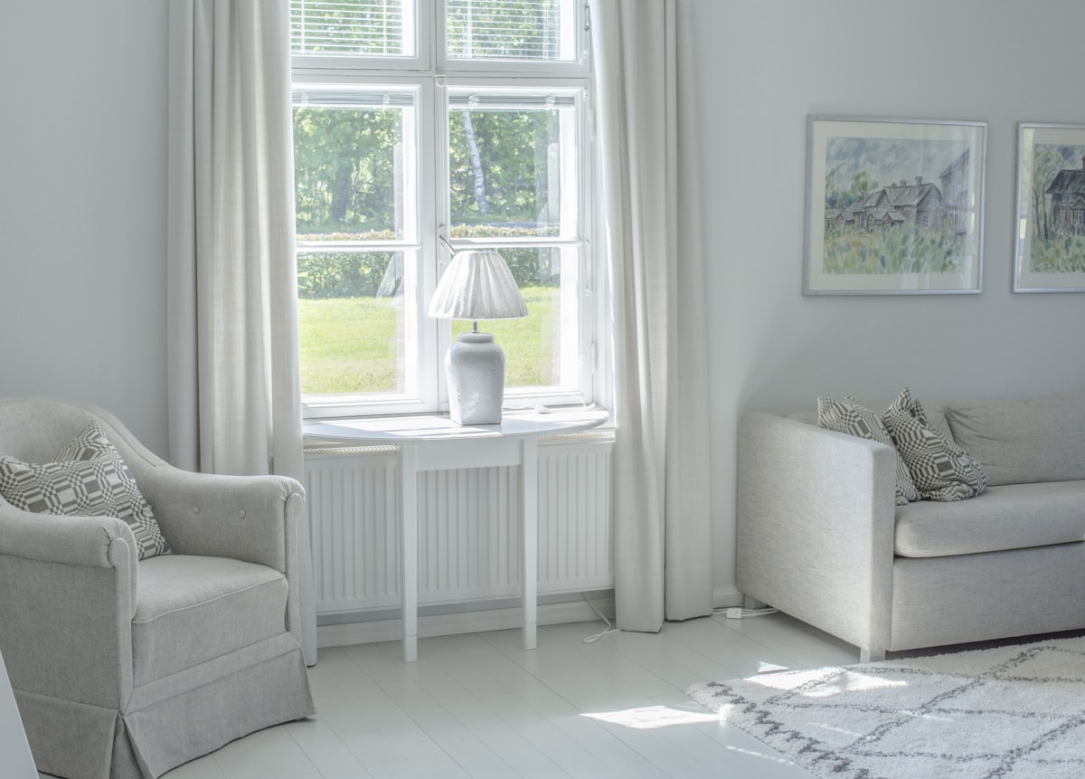 Habitación de hotel en Noormarkku, Pori. related to Cozy Country Interiors: Curtains, Valances, and Swags