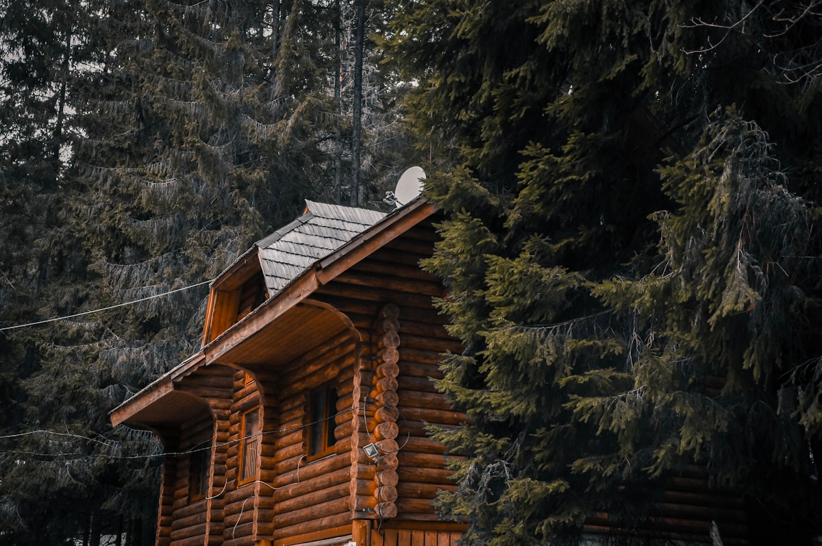 House related to Cosy Up Your Log Cabin with These Valance Ideas