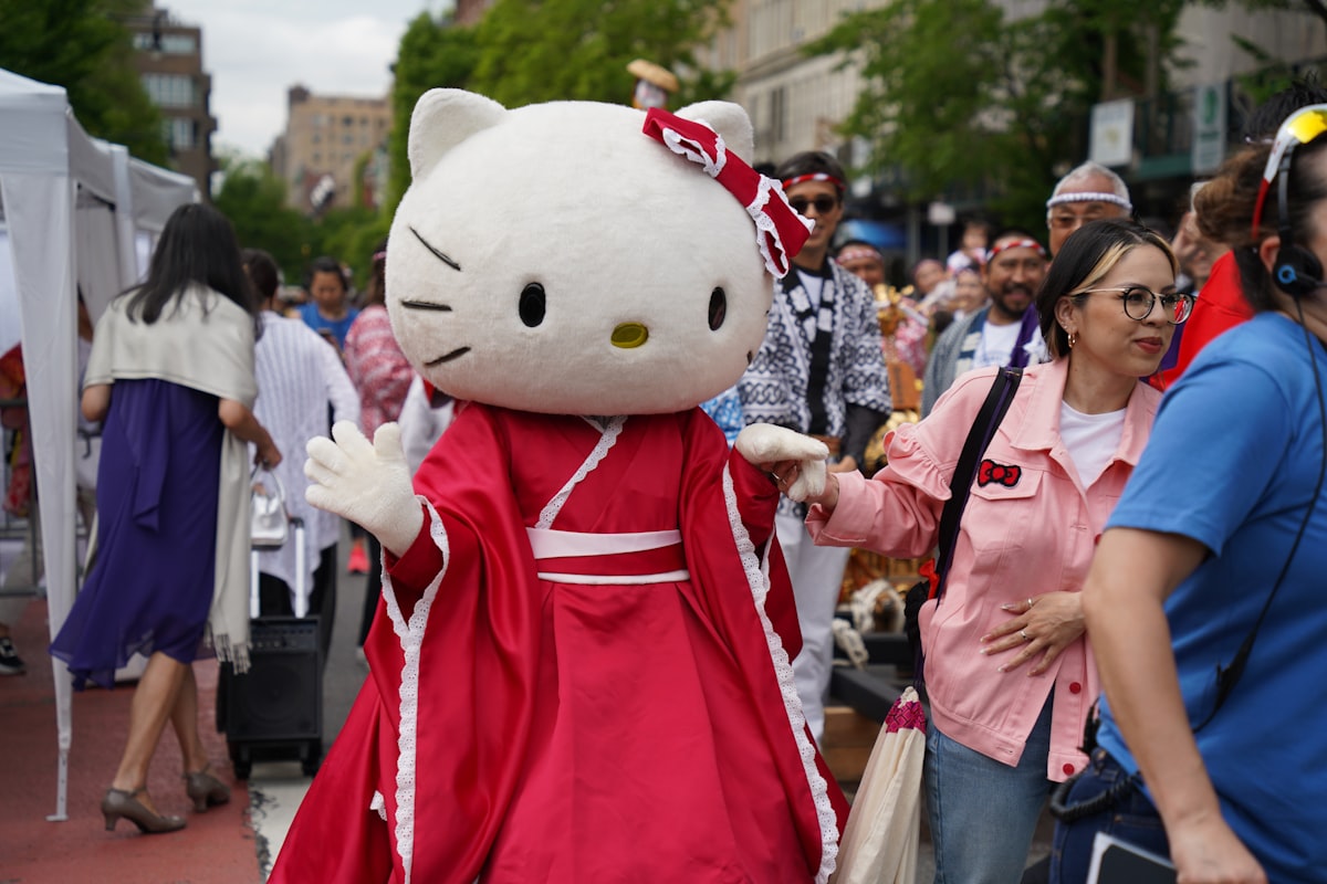 On May 14, 2022, Japan Day organized the first-ever Japan Parade in New York City. The parade started from Manhattan Central Park West 81 st to 70 st. The Japan Parade is the first parade in New York to honor the Japanese people and their heritage. Hello Kitty in traditional Japanese dress waves to parade goer related to Hello Kitty Wallpaper