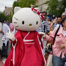 On May 14, 2022, Japan Day organized the first-ever Japan Parade in New York City. The parade started from Manhattan Central Park West 81 st to 70 st. The Japan Parade is the first parade in New York to honor the Japanese people and their heritage. Hello Kitty in traditional Japanese dress waves to parade goer related to Hello Kitty Wallpaper